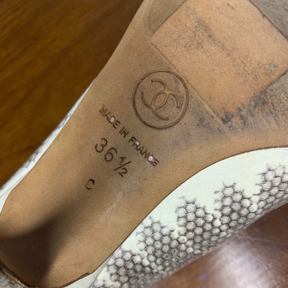 Authentic CHANEL 2 tone pump shoes in snake skin leather - Picture 12 of 14